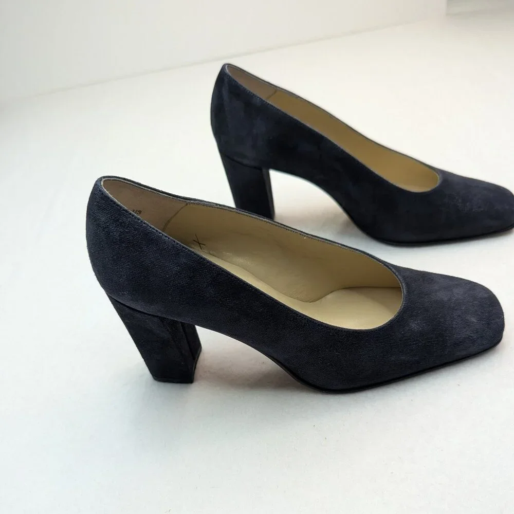 Bally Classic Navy Blue Sued Pump Heels Woman's Size 6 Rare England Made Nice! - Picture 1 of 13